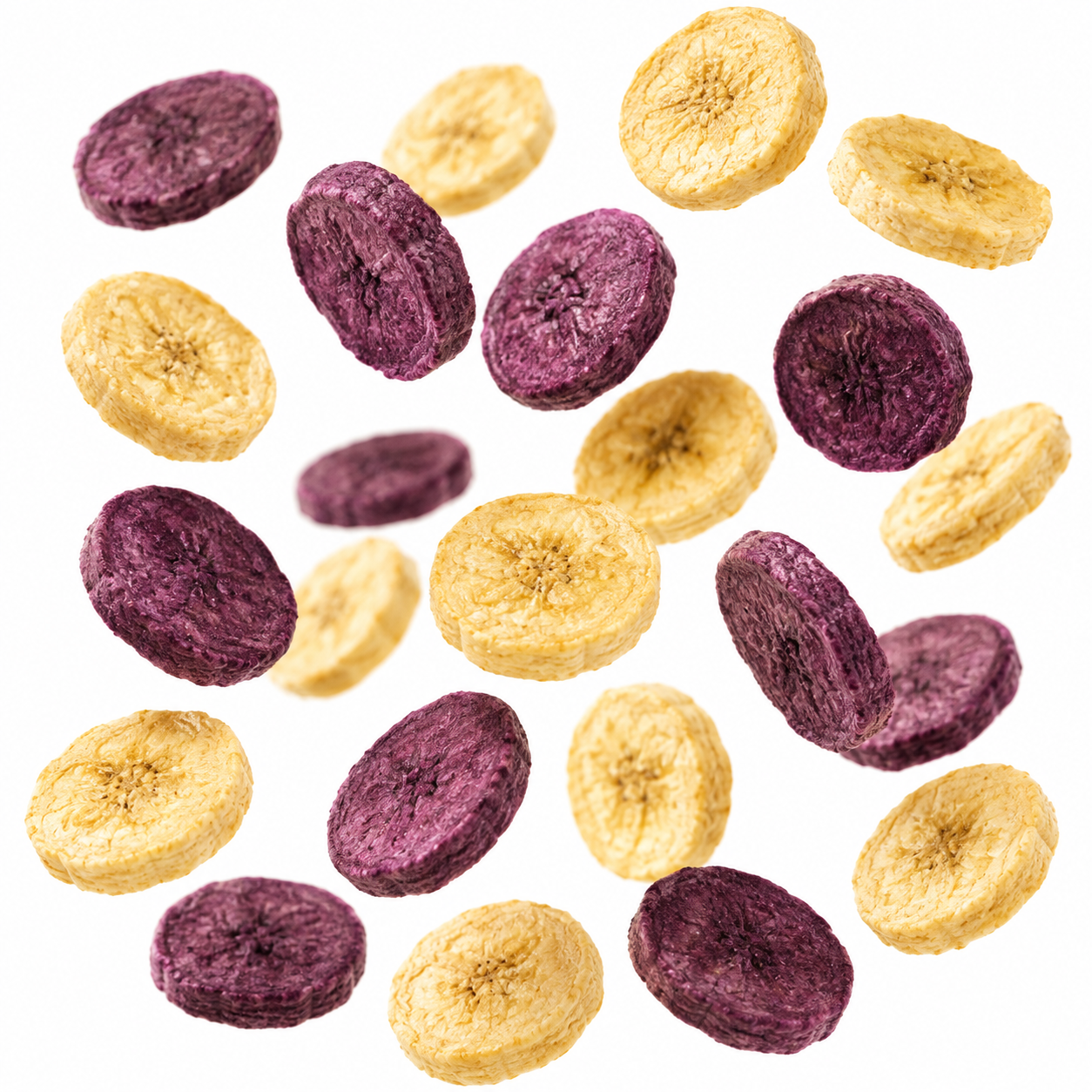 Rodelas de banana liofilizada, umas douradas e outras roxas de açaí.